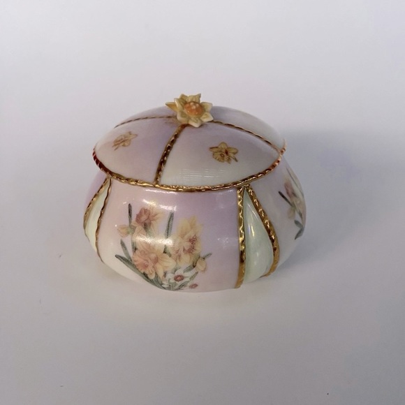 Vintage Ardleigh ElliottLena Liu’s Garden Treasures Daffodil Porcelain Music Box - Picture 1 of 4